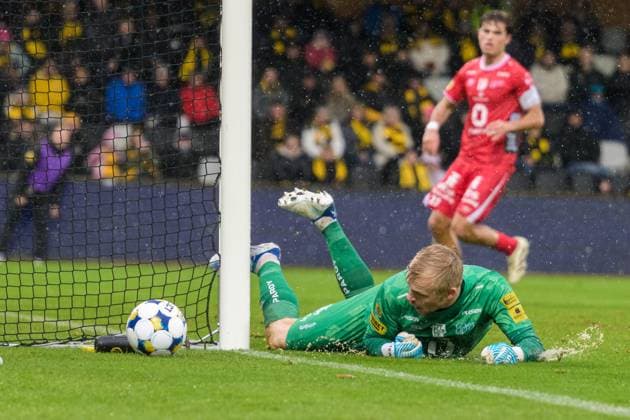 251004 Elfsborgs goalkeeper Isak Pettersson during the football match in Allsvenskan between Mjällby and Elfsborg on October 4, 2025 in Hällevik  Copyright: MATHILDAxSCHULER BB251004MA059