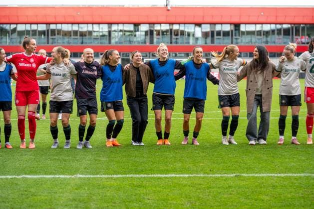 Ena Mahmutovic 32 Bayern , Magdalena Eriksson 5 FC Bayern , Pernille Harder 21 Bayern , Katharina Naschenweng 19 FC Bayern , Carolin Simon 30 FC Bayern Natalia Padilla Bidas 23 Bayern , Glodis Viggosdottir 4 FC Bayern , Jovana Damnjanovic 9 Bayern and Franziska Kett 20 Bayern celebrate after winning the Google Pixel Womens Bundesliga match FC Bayern Munich SV Werder Bremen on 04 10 2025 Munich FC Bayern Campus Bayern Germany