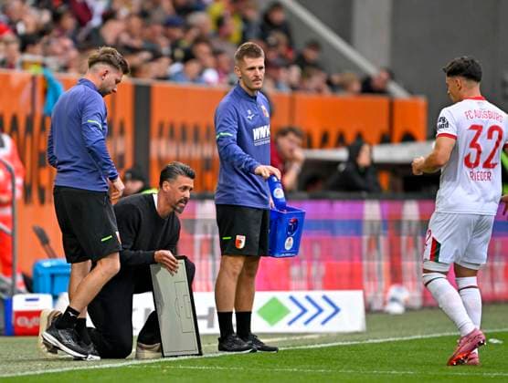 04 10 2025, Soccer 1 Bundesliga 2025 2026, Matchday 6, FC Augsburg VfL Wolfsburg, in the WWK Arena Augsburg Coach Sandro Wagner FC Augsburg shows Fabian Rieder FC Augsburg the tactics board DFL and DFB regulations prohibit any use of photographs as image sequences and or quasi video