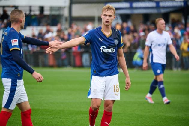 04 10 2025, Football, Men, 2 BL Bundesliga , Season 2025 2026, Holstein Kiel SV Darmstadt 98, Matchday 8 Kasper Davidsen applauds disappointed David Zec Kiel, Holstein Stadion Holstein Stadion Schleswig Holstein Germany