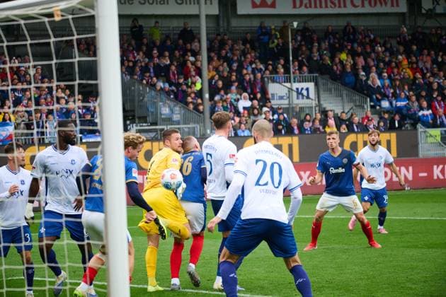04 10 2025, Soccer, Men, 2 BL Bundesliga , Season 2025 2026, Holstein Kiel SV Darmstadt 98, Matchday 8 Unclear situation in the penalty area, the ball is suddenly behind goalkeeper Marcel Schuhen Kiel, Holstein Stadion Holstein Stadion Schleswig Holstein Germany