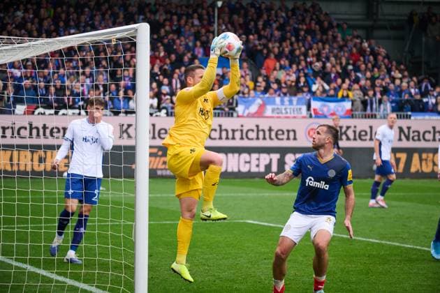 04 10 2025, Soccer, Men, 2 BL Bundesliga , Season 2025 2026, Holstein Kiel SV Darmstadt 98, Matchday 8 Goalkeeper Marcel Schuhen makes a save against Marco Komenda Kiel, Holstein Stadion Holstein Stadion Schleswig Holstein Germany