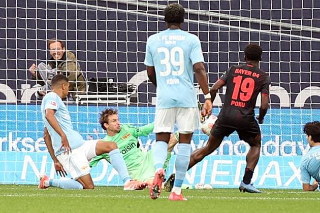 04 10 2025, xrekx, Soccer 1 Bundesliga, Bayer 04 Leverkusen 1 FC Union Berlin v l Goal shot to 1 0 Ernest Poku Bayer 04 Leverkusen Frederik Rönnow Roennow Union Berlin DFL DFB REGULATIONS PROHIBIT ANY USE OF PHOTOGRAPHS as IMAGE SEQUENCES and or QUASI VIDEO Leverkusen