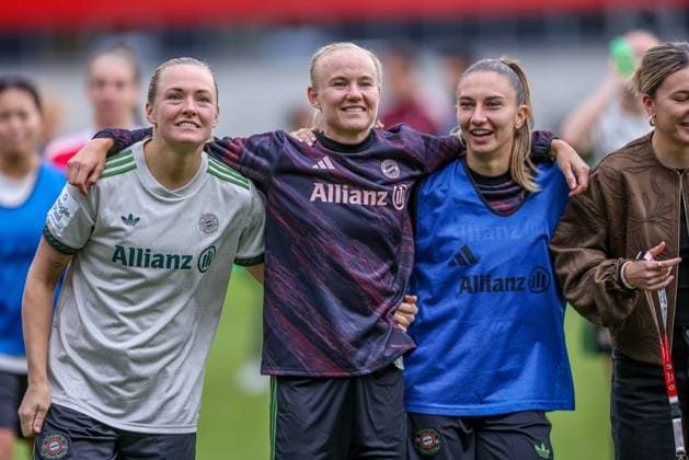 DEU, München, FC Bayern München vs Werder Bremen, Google Pixel Frauen Bundesliga, DFB, Saison 2526, FC Bayern Campus, 5 Spieltag im Bild v l n r Magdalena Eriksson Bayern München 5 , Pernille Harder Bayern München 21 und Katharina Naschenweng Bayern München 19 feiern den 4 0 Sieg DFB DFL REGULATIONS PROHIBIT ANY USE OF PHOTOGRAPHS AS IMAGE SEQUENCES AND OR QUASI VIDEO, 04 10 2025, Copyright: HMBxMedia HendrikxHamelau