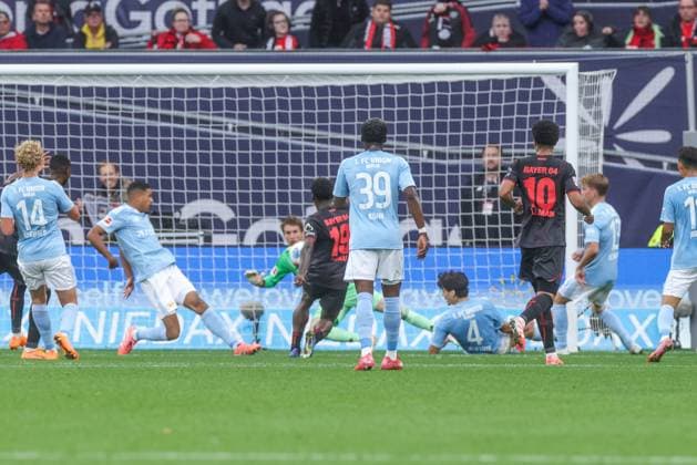 04 10 2025, Soccer, Season 2025 2026, 1 Bundesliga, Matchday 6, Bayer Leverkusen FC Union Berlin, Ernest Poku Bayer Leverkusen scores the goal to make it 1 - 0 Leverkusen BayArena NRW Germany xRHR FOTOx Copyright: RHR-FOTOx RHR-FOTO