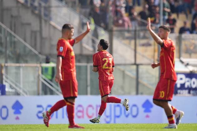 LecceÕs Riccardo Sottil celebrates after scoring the 0-1 goal for his team during the Serie A soccer match between Parma and Lecce at Ennio Tardini Stadium in Parma, North Italy, Saturday, October 4, 2025. Soccer  Copyright: xMassimoxPaolone LaPressex
