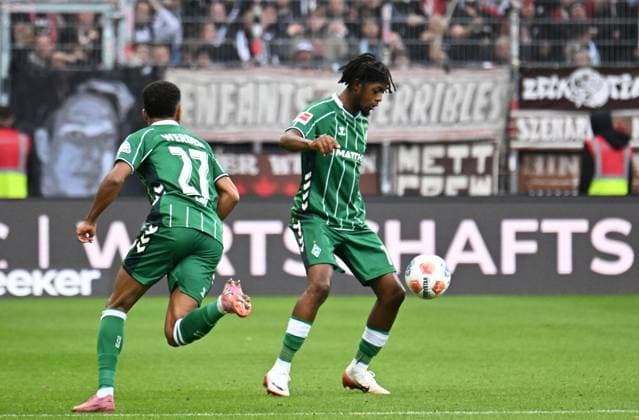 GER, 1 FBL, SV Werder Bremen vs FC St Pauli 04 10 2025, wohninvest Weserstadion, Bremen, GER, 1 FBL, SV Werder Bremen vs FC St Pauli in the picture picture shows Samuel Mbangula SV Werder Bremen 07 on the ball, left Felix Agu SV Werder Bremen 27 nordphotoxGmbHx xKokenge nph00001