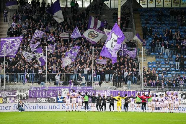 Soccer 3 Liga, Matchday 10, SV Waldhof Mannheim VfL Osnabrück on 04 10 2025 in Mannheim Carl Benz Stadion , Germany, Season 2025 2026 DFL REGULATIONS PROHIBIT ANY USE OF PHOTOGRAPHS AS IMAGE SEQUENCES AND OR QUASI VIDEO The Osnabrück fans celebrate the away win with the fans Mannheim Carl Benz Stadion Germany Copyright: xChristophxKinzingerx