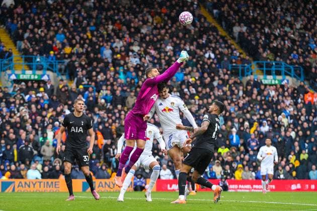Leeds United FC v Tottenham Hotspur FC, English Premier League Guglielmo Vicario Of Tottenham Hotspur punches the ball clear during the Leeds United FC v Tottenham Hotspur FC English Premier League match at Elland Road, Leeds, England, United Kingdom on 4 October 2025 Credit: Lee Keuneke Every Second Media Editorial use only. All images are copyright Every Second Media Limited. No images may be reproduced without prior permission. All rights reserved. Premier League and Football League images are subject to licensing agreements with Football DataCo Limited. see https: www.football-dataco.com Copyright: xIMAGO EveryxSecondxMediax ESM-1615-0067 LeexKeunekex xEveryxSecondxMediax