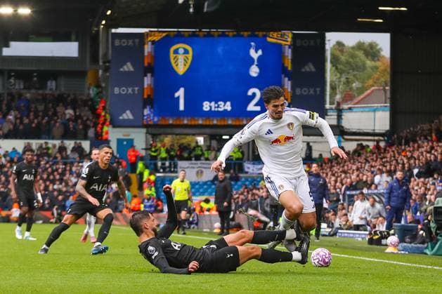 Leeds United FC v Tottenham Hotspur FC, English Premier League Rodrigo Bentancur Of Tottenham Hotspur slide tackles Pascal Struijk Of Leeds United during the Leeds United FC v Tottenham Hotspur FC English Premier League match at Elland Road, Leeds, England, United Kingdom on 4 October 2025 Credit: Lee Keuneke Every Second Media Editorial use only. All images are copyright Every Second Media Limited. No images may be reproduced without prior permission. All rights reserved. Premier League and Football League images are subject to licensing agreements with Football DataCo Limited. see https: www.football-dataco.com Copyright: xIMAGO EveryxSecondxMediax ESM-1615-0069 LeexKeunekex xEveryxSecondxMediax