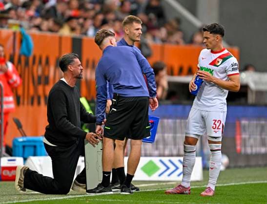 04 10 2025, Soccer 1 Bundesliga 2025 2026, Matchday 6, FC Augsburg VfL Wolfsburg, in the WWK Arena Augsburg f l Coach Sandro Wagner FC Augsburg with Fabian Rieder FC Augsburg and the tactics board DFL and DFB regulations prohibit any use of photographs as image sequences and or quasi video