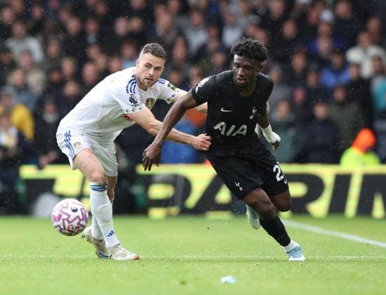 Leeds, England, 4th October 2025. Gabriel Gudmundsson (L) of Leeds United in action with Mohammed Kudus of Tottenham Hotspur during the Leeds United vs Tottenham Hotspur Premier League match at Elland Road, Leeds. Picture credit should read: Nigel Roddis Sportimage EDITORIAL USE ONLY. No use with unauthorised audio, video, data, fixture lists, club league logos or live services. Online in-match use limited to 120 images, no video emulation. No use in betting, games or single club league player publications. SPI_027_NR_LEED_TOTE SPI-4193-0028