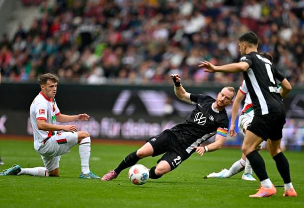 04 10 2025, Soccer 1 Bundesliga 2025 2026, Matchday 6, FC Augsburg VfL Wolfsburg, in the WWK Arena Augsburg Maximilian Arnold Wolfsburg comes to fall DFL and DFB regulations prohibit any use of photographs as image sequences and or quasi video