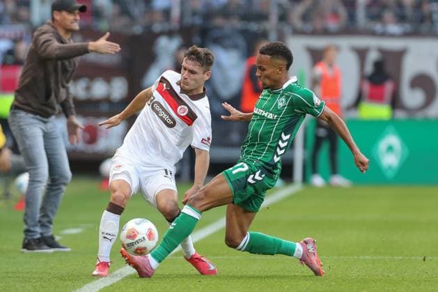 04.10.2025, xtgx, Fussball - 1.Bundesliga SV Werder Bremen - FC St.Pauli v.l. Arkadiusz Pyrka (St. Pauli, 11), Felix Agu (Bremen, 27) Zweikampf, Duell, Kampf, tackle (DFL DFB REGULATIONS PROHIBIT ANY USE OF PHOTOGRAPHS as IMAGE SEQUENCES and or QUASI-VIDEO) Bremen