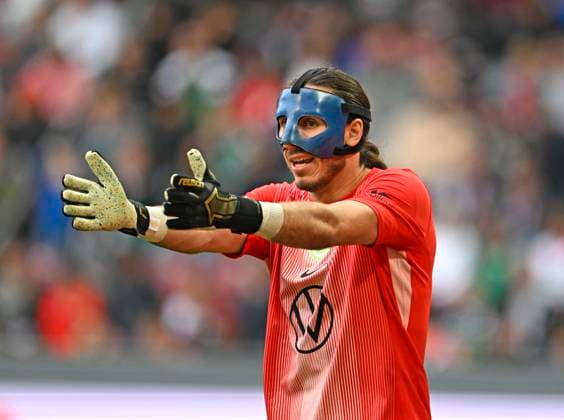 04 10 2025, Soccer 1 Bundesliga 2025 2026, Matchday 6, FC Augsburg VfL Wolfsburg, in the WWK Arena Augsburg goalkeeper Kamil Grabara Wolfsburg gesticulates DFL and DFB regulations prohibit any use of photographs as image sequences and or quasi video