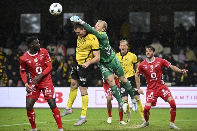 HÄLLEVIK, SWEDEN 20251004 Mjällbys Jacob Bergström against Elfsborgs goalkeeper Isak Pettersson during Saturdays football match in the Allsvenskan between Mjällby AIF and IF Elfsborg at Strandvallen in Hällevik HÄLLEVIK SWEDEN x50090x  Copyright: xJohanxNilsson TTx ALLSVENSKAN MJÄLLBY-ELFSBORG