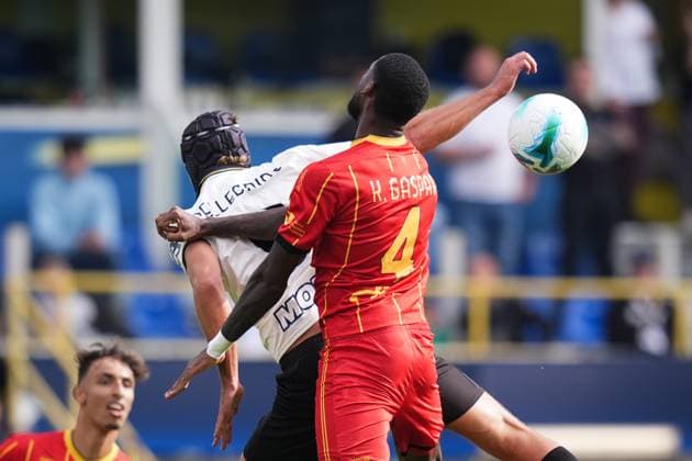 Parma s Mateo Pellegrino Casalanguida fights for the ball with Lecce s Kialonda Gaspar during the Serie A soccer match between Parma and Lecce at Ennio Tardini Stadium in Parma, North Italy, Saturday, October 4, 2025. Soccer  Copyright: xMassimoxPaolone LaPressex