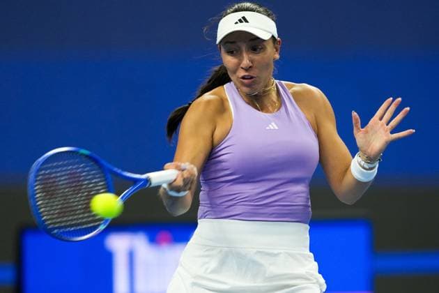(251004) -- BEIJING, Oct. 4, 2025 -- Jessica Pegula hits a return during the women s singles semifinal match between Linda Noskova of the Czech Republic and Jessica Pegula of the United States at 2025 China Open tennis tournament in Beijing, China, Oct. 4, 2025. ) (SP)CHINA-BEIJING-TENNIS-CHINA OPEN-WOMEN S SINGLES-SEMIFINAL (CN) NaxYuqi 