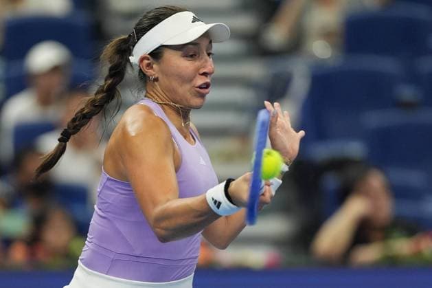 (251004) -- BEIJING, Oct. 4, 2025 -- Jessica Pegula hits a return during the women s singles semifinal match between Linda Noskova of the Czech Republic and Jessica Pegula of the United States at 2025 China Open tennis tournament in Beijing, China, Oct. 4, 2025. ) (SP)CHINA-BEIJING-TENNIS-CHINA OPEN-WOMEN S SINGLES-SEMIFINAL (CN) XiexHan 