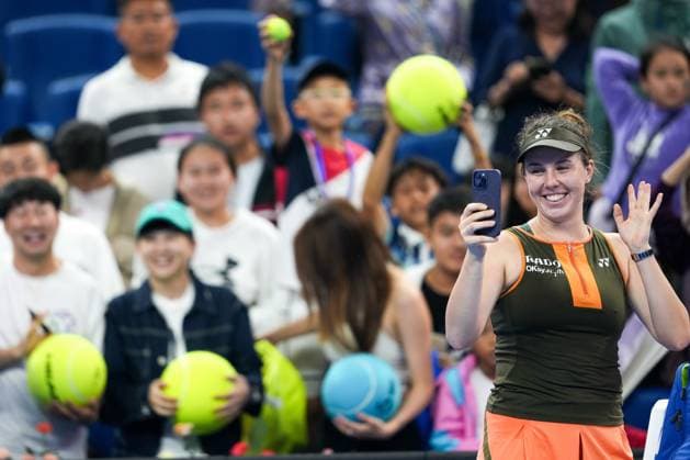(251004) -- BEIJING, Oct. 4, 2025 -- Linda Noskova gestures after the women s singles semifinal match between Linda Noskova of the Czech Republic and Jessica Pegula of the United States at 2025 China Open tennis tournament in Beijing, China, Oct. 4, 2025. ) (SP)CHINA-BEIJING-TENNIS-CHINA OPEN-WOMEN S SINGLES-SEMIFINAL (CN) NaxYuqi 