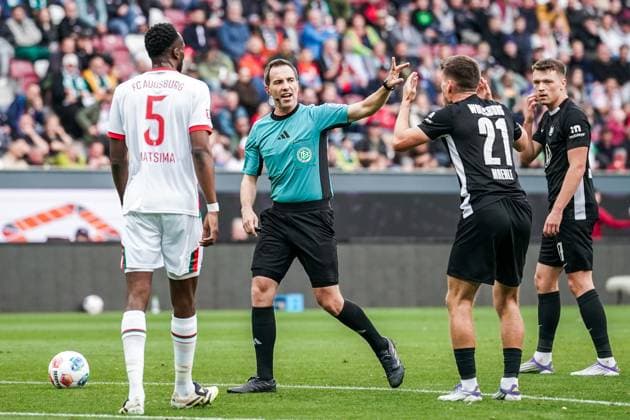 1 Bundesliga 2025 2026 6 Matchday 04 10 2025 FC Augsburg vs VfL Wolfsburg WWK Arena Augsburg, Germany Chrislain Matsima FC Augsburg , Referees Benjamin Brand, Joakim Maehle VfL Wolfsburg Copyright: xLukaxKolanovicx