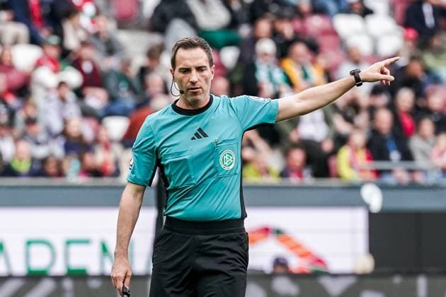 1 Bundesliga 2025 2026 6 Matchday 04 10 2025 FC Augsburg vs VfL Wolfsburg WWK Arena Augsburg, Germany Referee Benjamin Brand Copyright: xLukaxKolanovicx