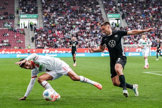 1 Bundesliga 2025 2026 6 Matchday 04 10 2025 FC Augsburg vs VfL Wolfsburg WWK Arena Augsburg, Germany Dimitrios Giannoulis FC Augsburg , Kilian Fischer VfL Wolfsburg Copyright: xLukaxKolanovicx