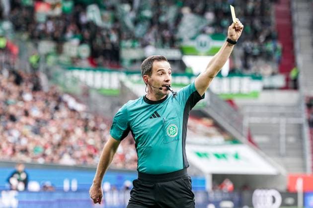 1 Bundesliga 2025 2026 6 Matchday 04 10 2025 FC Augsburg vs VfL Wolfsburg WWK Arena Augsburg, Germany Referee Benjamin Brand Copyright: xLukaxKolanovicx