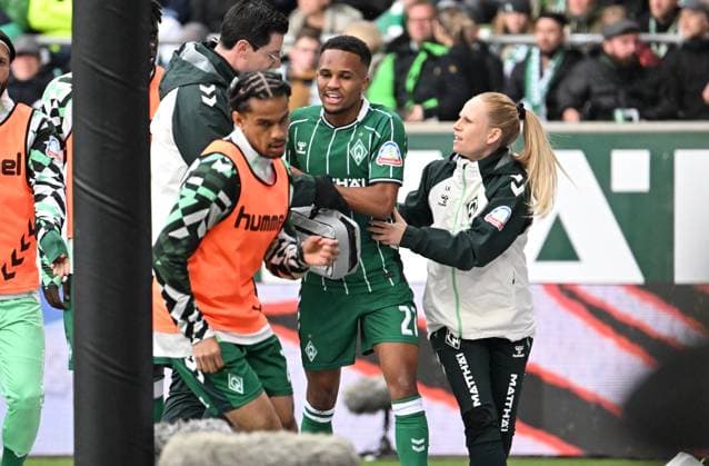 GER, 1 FBL, SV Werder Bremen vs FC St Pauli 04 10 2025, wohninvest Weserstadion, Bremen, GER, 1 FBL, SV Werder Bremen vs FC St Pauli in picture picture shows Injured Injury Pain Felix Agu SV Werder Bremen 27 needs medical attention nordphotoxGmbHx xKokenge nph00001