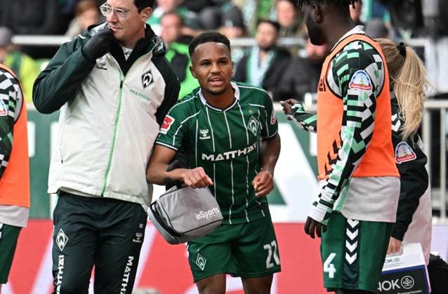 GER, 1 FBL, SV Werder Bremen vs FC St Pauli 04 10 2025, wohninvest Weserstadion, Bremen, GER, 1 FBL, SV Werder Bremen vs FC St Pauli in picture picture shows Injured Injury Pain Felix Agu SV Werder Bremen 27 needs medical attention nordphotoxGmbHx xKokenge nph00001