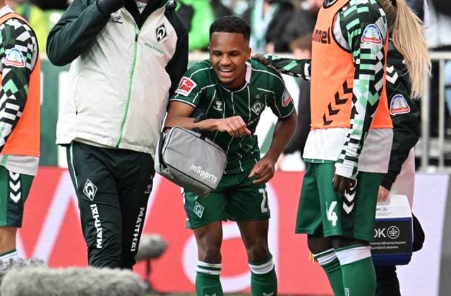 GER, 1 FBL, SV Werder Bremen vs FC St Pauli 04 10 2025, wohninvest Weserstadion, Bremen, GER, 1 FBL, SV Werder Bremen vs FC St Pauli in picture picture shows Injured Injury Pain Felix Agu SV Werder Bremen 27 needs medical attention nordphotoxGmbHx xKokenge nph00001