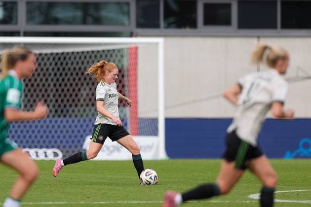 Stine Ballisager FC Bayern Muenchen, 03 with ball, GER, FC Bayern Muenchen vs SV Werder Bremen, Football, Google Pixel Frauen Bundesliga, 5 Spieltag, Saison 2025 2026, 04 10 2025, DFL DFB REGULATIONS PROHIBIT ANY USE OF PHOTOGRAPHS as IMAGE SEQUENCES and or QUASI VIDEO, GER, FC Bayern Muenchen vs SV Werder Bremen, Football, Google Pixel Frauen Bundesliga, 5 Spieltag, Saison 2025 2026, 04 10 2025 Muenchen Copyright: xEibner-Pressefoto JennixMaulx EP_JML