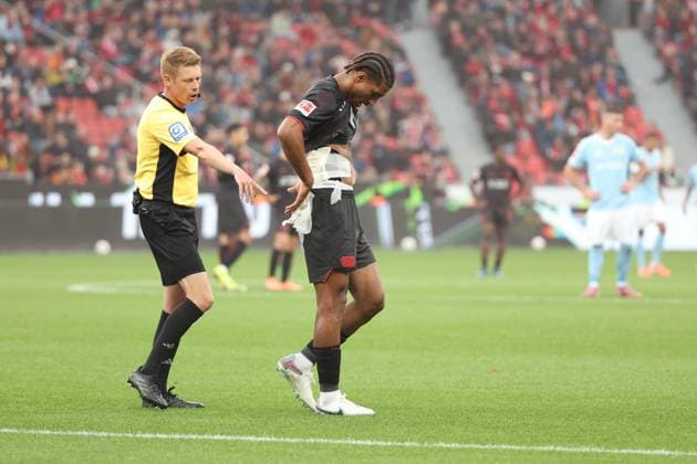 04 10 2025, xrekx, Fussball 1 Bundesliga, Bayer 04 Leverkusen 1 FC Union Berlin v l Loic Bade Bayer 04 Leverkusen verletzt, Verletzung, Schmerz, Schmerzen, injured, injury, pain, pains Verband Referee Referee Christian Dingert sends him off the field DFL DFB REGULATIONS PROHIBIT ANY USE OF PHOTOGRAPHS as IMAGE SEQUENCES and or QUASI VIDEO Leverkusen