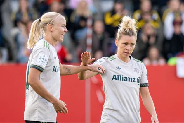Pernille Harder 21 FC Bayern Muenchen Frauen , Linda Dallmann 10 FC Bayern Muenchen Frauen , Torjubel zum 3 0, FC Bayern Frauen Muenchen SV Werder Bremen, Google Pixel Frauenbundesliga, 5 Spieltag, 04 10 25 DFB regulations prohibit any use of photographs as image sequences and or quasi video kolbert press Muenchen Bayern Germany Copyright: xkolbert-press UlrichxGamelx