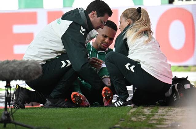 GER, 1 FBL, SV Werder Bremen vs FC St Pauli 04 10 2025, wohninvest Weserstadion, Bremen, GER, 1 FBL, SV Werder Bremen vs FC St Pauli in picture picture shows Injured Injury Pain Felix Agu SV Werder Bremen 27 needs medical attention lies on the ground nordphotoxGmbHx xKokenge nph00001