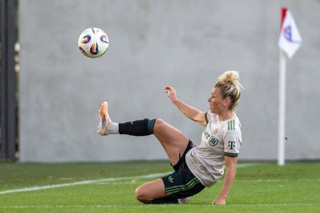 Linda Dallmann 10 FC Bayern Muenchen Frauen im Fallen, kickt den Ball richtigung Tor, FC Bayern Frauen Muenchen SV Werder Bremen, Google Pixel Frauenbundesliga, 5 Spieltag, 04 10 25 DFB regulations prohibit any use of photographs as image sequences and or quasi video kolbert press Muenchen Bayern Germany Copyright: xkolbert-press UlrichxGamelx