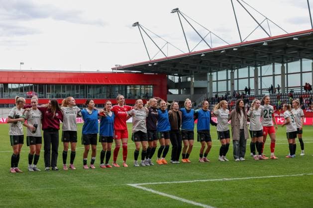 The FC Bayern Muenchen team celebrates the victory with the fans, GER, FC Bayern Muenchen vs SV Werder Bremen, Football, Google Pixel Womens Bundesliga, Matchday 5, Season 2025 2026, 04 10 2025, DFL DFB REGULATIONS PROHIBIT ANY USE OF PHOTOGRAPHS as IMAGE SEQUENCES and or QUASI VIDEO, GER, FC Bayern Muenchen vs SV Werder Bremen, Football, Google Pixel Frauen Bundesliga, 5 Spieltag, Saison 2025 2026, 04 10 2025 Muenchen Copyright: xEibner-Pressefoto JennixMaulx EP_JML