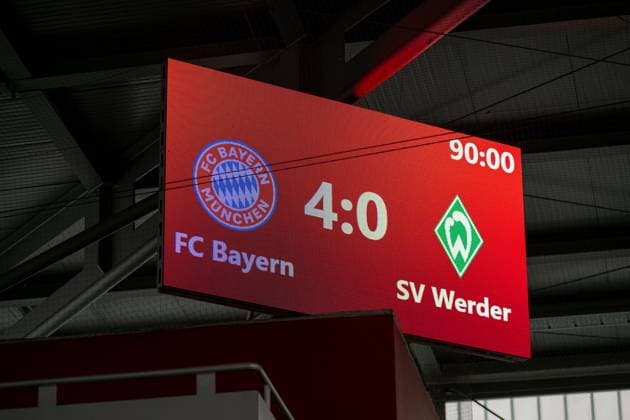 Scoreboard, 4 0, FC Bayern Frauen Muenchen SV Werder Bremen, Google Pixel Frauenbundesliga, 5 Spieltag, 04 10 25 DFB regulations prohibit any use of photographs as image sequences and or quasi video kolbert press Muenchen Bayern Germany Copyright: xkolbert-press UlrichxGamelx