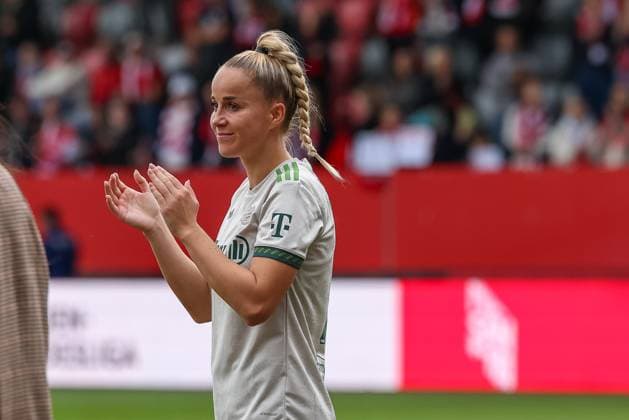 Giulia Gwinn FC Bayern Muenchen, 07 after the match, GER, FC Bayern Muenchen vs SV Werder Bremen, Soccer, Google Pixel Women Bundesliga, 5 Matchday, Season 2025 2026, 04 10 2025, DFL DFB REGULATIONS PROHIBIT ANY USE OF PHOTOGRAPHS as IMAGE SEQUENCES and or QUASI VIDEO, GER, FC Bayern Muenchen vs SV Werder Bremen, Football, Google Pixel Frauen Bundesliga, 5 Spieltag, Saison 2025 2026, 04 10 2025 Muenchen Copyright: xEibner-Pressefoto JennixMaulx EP_JML
