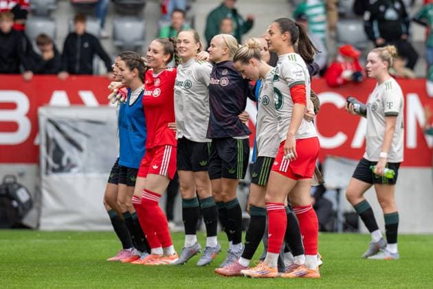 Siegesjubel FC Bayern Frauen, bei den Fans, FC Bayern Frauen Muenchen SV Werder Bremen, Google Pixel Frauenbundesliga, 5 Spieltag, 04 10 25 DFB regulations prohibit any use of photographs as image sequences and or quasi video kolbert press Muenchen Bayern Germany Copyright: xkolbert-press UlrichxGamelx
