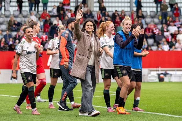 Siegesjubel FC Bayern Frauen, FC Bayern Frauen Muenchen SV Werder Bremen, Google Pixel Frauenbundesliga, 5 Spieltag, 04 10 25 DFB regulations prohibit any use of photographs as image sequences and or quasi video kolbert press Muenchen Bayern Germany Copyright: xkolbert-press UlrichxGamelx