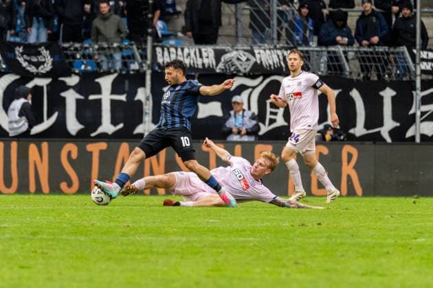 Match scene, duel, v l Arianit Ferati SV Waldhof Mannheim, 10 , Bjarke Jacobsen VfL Osnabrueck, 15 , GER, SV Waldhof Mannheim vs VfL Osnabrueck, Football, 3 Liga, Matchday 10, Season 2025 2026, 04 10 2025, DFB REGULATIONS PROHIBIT ANY USE OF PHOTOGRAPHS AS IMAGE SEQUENCES AND OR QUASI VIDEO, GER, SV Waldhof Mannheim vs VfL Osnabrueck, Football, 3 Liga, Matchday 10, Season 2025 2026, 04 10 2025 Mannheim Copyright: xEibner-Pressefoto Jan-NiclasxGrox EP_JGG