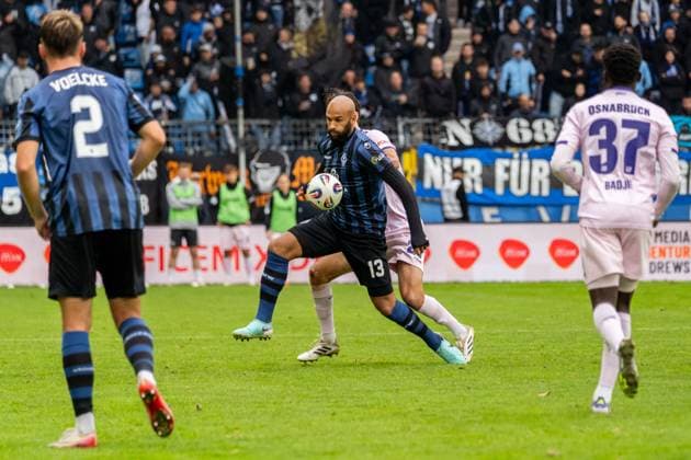 Match scene, duel, ball action, action, v l Terrence Boyd SV Waldhof Mannheim, 13 , Theo Janotta VfL Osnabrueck, 20 , GER, SV Waldhof Mannheim vs VfL Osnabrueck, Football, 3 Liga, Matchday 10, Season 2025 2026, 04 10 2025, DFB REGULATES PROHIBIT ANY USE OF PHOTOGRAPHS AS IMAGE SEQUENCES AND OR QUASI VIDEO, GER, SV Waldhof Mannheim vs VfL Osnabrueck, Football, 3 Liga, Matchday 10, Season 2025 2026, 04 10 2025 Mannheim Copyright: xEibner-Pressefoto Jan-NiclasxGrox EP_JGG