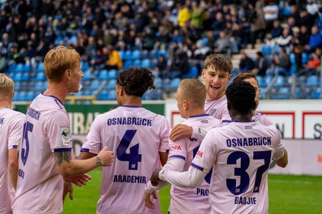 Cheers for the goal to 1 4 by Ismail Badjie VfL Osnabrueck, 37 , GER, SV Waldhof Mannheim vs VfL Osnabrueck, Soccer, 3 Liga, Matchday 10, Season 2025 2026, 04 10 2025, DFB REGULATIONS PROHIBIT ANY USE OF PHOTOGRAPHS AS IMAGE SEQUENCES AND OR QUASI VIDEO, GER, SV Waldhof Mannheim vs VfL Osnabrueck, Football, 3 Liga, Matchday 10, Season 2025 2026, 04 10 2025 Mannheim Copyright: xEibner-Pressefoto Jan-NiclasxGrox EP_JGG