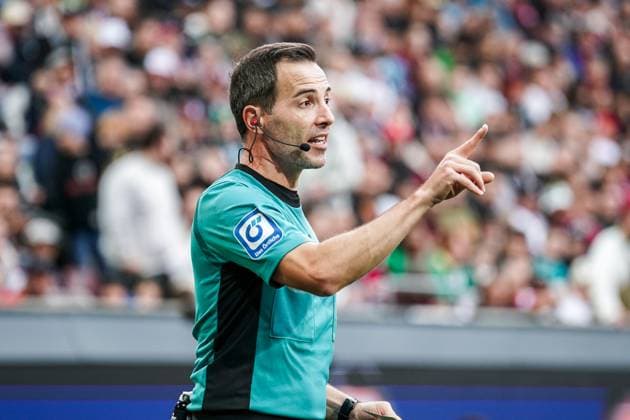1 Bundesliga 2025 2026 6 Matchday 04 10 2025 FC Augsburg vs VfL Wolfsburg WWK Arena Augsburg, Germany Referee Benjamin Brand Copyright: xLukaxKolanovicx