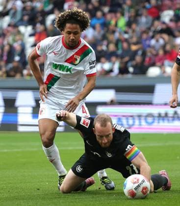 04 10 2025, 1 Bundesliga , FC Augsburg vs VfL Wolfsburg, WWK Arena Augsburg , Soccer, Sports, in the picture Han Noah Massengo FC Augsburg fault Maximilian Arnold VfL Wolfsburg