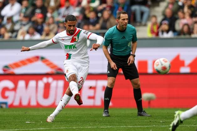 Elias Saad 26 FC Augsburg at free kick, FC Augsburg vs VfL Wolfsburg, Soccer, 1 Bundesliga, Matchday 6, 04 10 2025 DFB regulations prohibit any use of photographs as image sequences and or quasi video Augsburg Bayern Germany Copyright: xkolbert-press ChristianxKolbertx