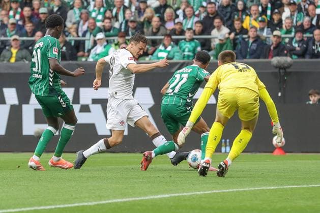 04 10 2025, xtgx, Soccer 1 Bundesliga SV Werder Bremen FC St Pauli v l Martijn Kaars St Pauli, 19 , Felix Agu Bremen, 27 duel, duel, fight, tackle DFL DFB REGULATIONS PROHIBIT ANY USE OF PHOTOGRAPHS as IMAGE SEQUENCES and or QUASI VIDEO Bremen