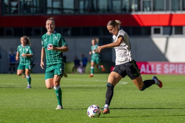 Michelle Ulbrich 5 SV Werder Bremen , Klara Buehl 17 FC Bayern Muenchen Frauen , FC Bayern Frauen Muenchen SV Werder Bremen, Google Pixel Frauenbundesliga, 5 Spieltag, 04 10 25 DFB regulations prohibit any use of photographs as image sequences and or quasi video kolbert press Muenchen Bayern Germany Copyright: xkolbert-press UlrichxGamelx
