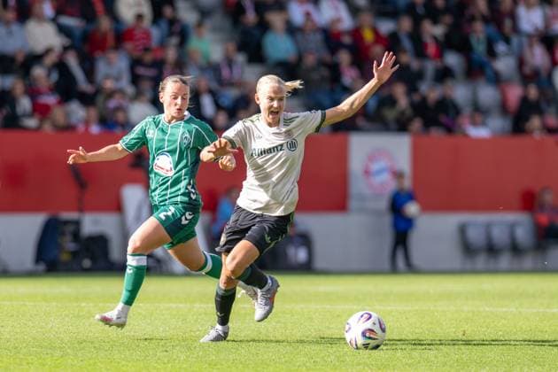 Chiara d Angelo 2 SV Werder Bremen , Pernille Harder 21 FC Bayern Muenchen Frauen , FC Bayern Frauen Muenchen SV Werder Bremen, Google Pixel Frauenbundesliga, 5 Spieltag, 04 10 25 DFB regulations prohibit any use of photographs as image sequences and or quasi video kolbert press Muenchen Bayern Germany Copyright: xkolbert-press UlrichxGamelx